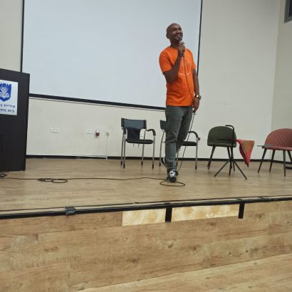 סדנת יוגה צחוק